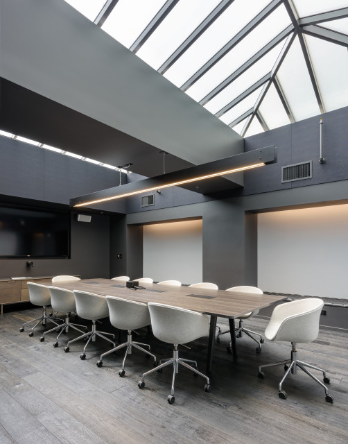 Aesthetes are welcome in this minimalist conference room with a simplistic design and reserved palette.