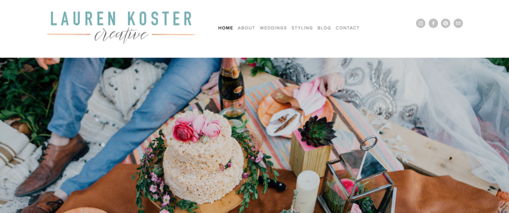 Lauren Koster Creative usa tipografías mixtas y combina colores para mantener el contenido del sitio organizado y facilitar la navegación por este.